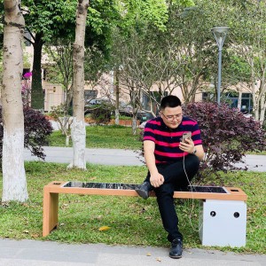 Smart Outdoor Bench ที่นั่งพลังงานแสงอาทิตย์และการชาร์จโทรศัพท์มือถือ